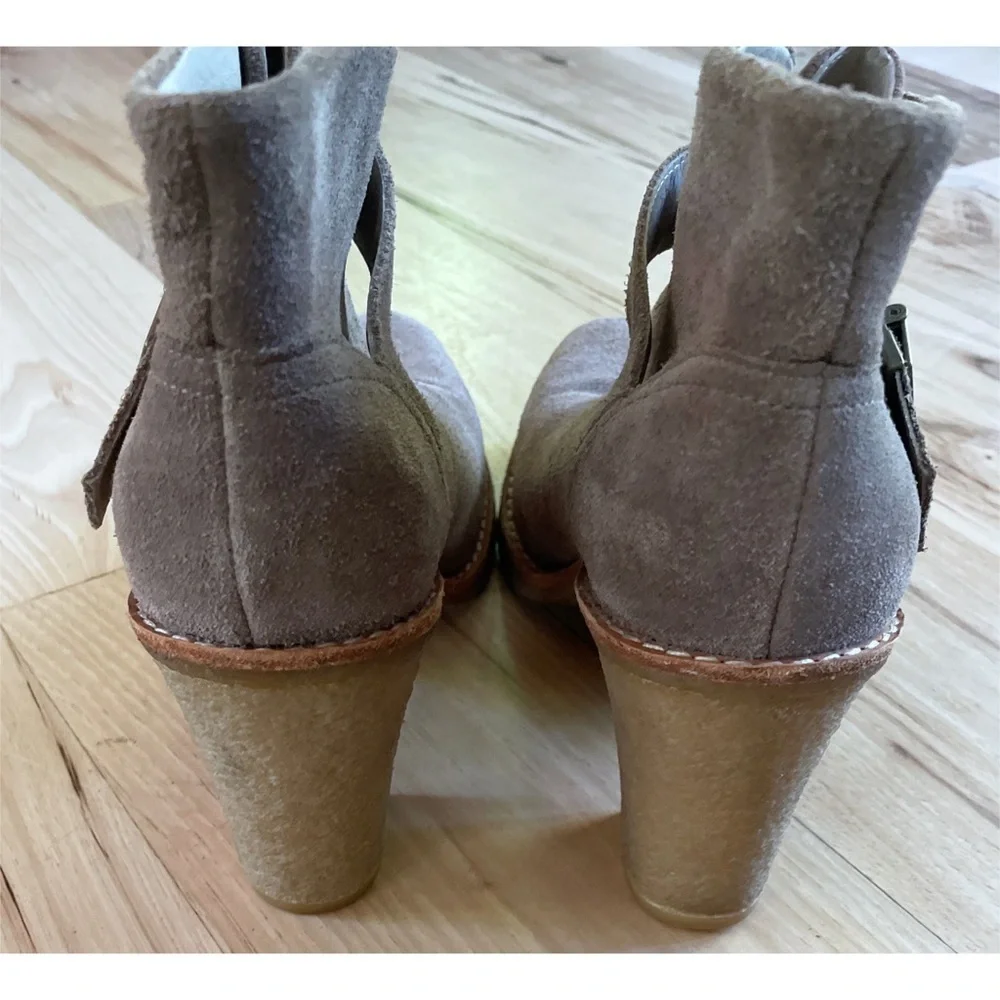 Ugg Australia Brienne Suede Leather Taupe tan Stack Heels Ankle Booties Boots 9